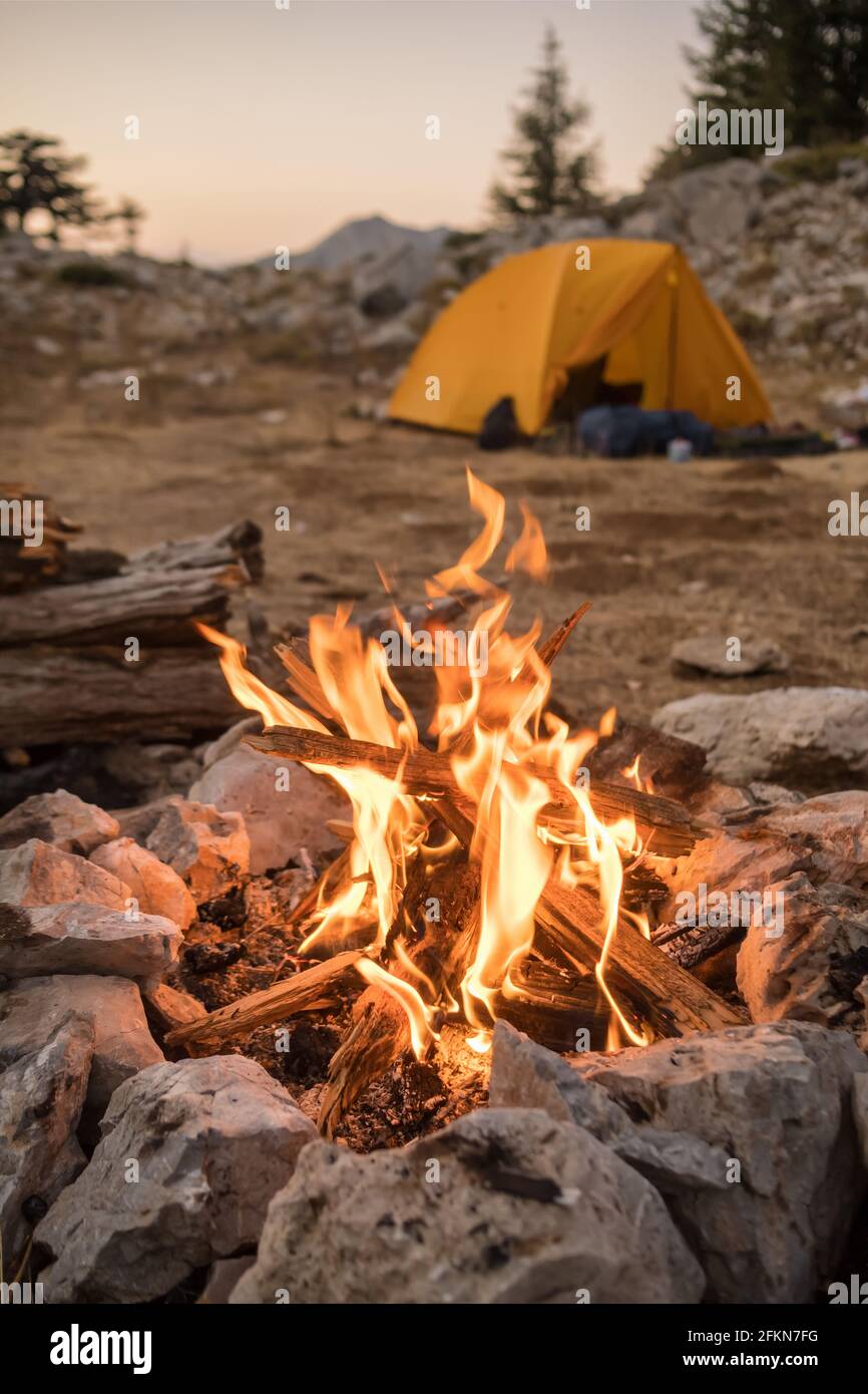 Falò che brucia in campo turistico in montagna. Foto Stock