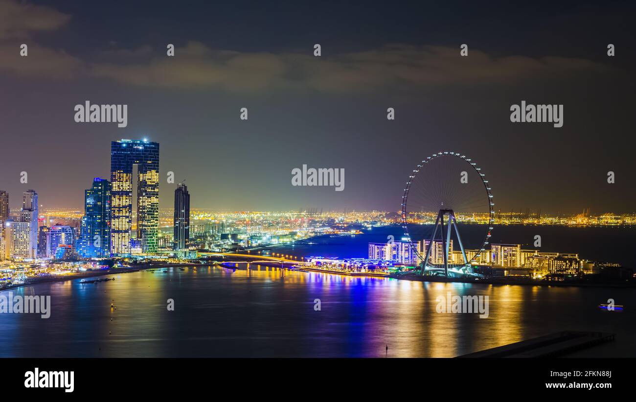 Dubai, Emirati Arabi Uniti - 26 novembre 2020: La città e i grattacieli. La luce di notte. La bellezza di Dubai Marina appena dall'alto Foto Stock