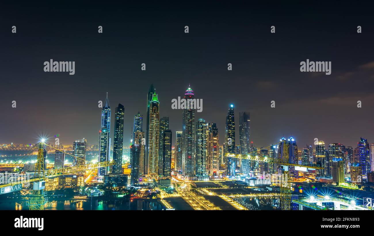 Dubai, Emirati Arabi Uniti - 26 novembre 2020: La città e i grattacieli. La luce di notte. La bellezza di Dubai Marina appena dall'alto Foto Stock