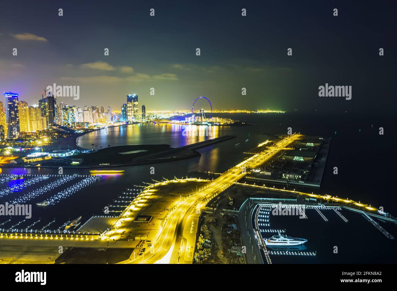 Dubai, Emirati Arabi Uniti - 26 novembre 2020: La città e i grattacieli. La luce di notte. La bellezza di Dubai Marina appena dall'alto Foto Stock