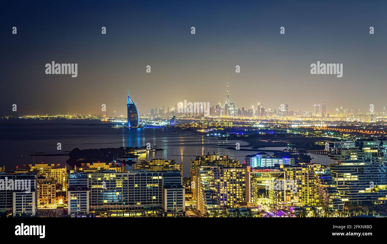 Dubai, Emirati Arabi Uniti - 26 novembre 2020: La città e i grattacieli. La luce di notte. La bellezza di Dubai Marina appena dall'alto Foto Stock