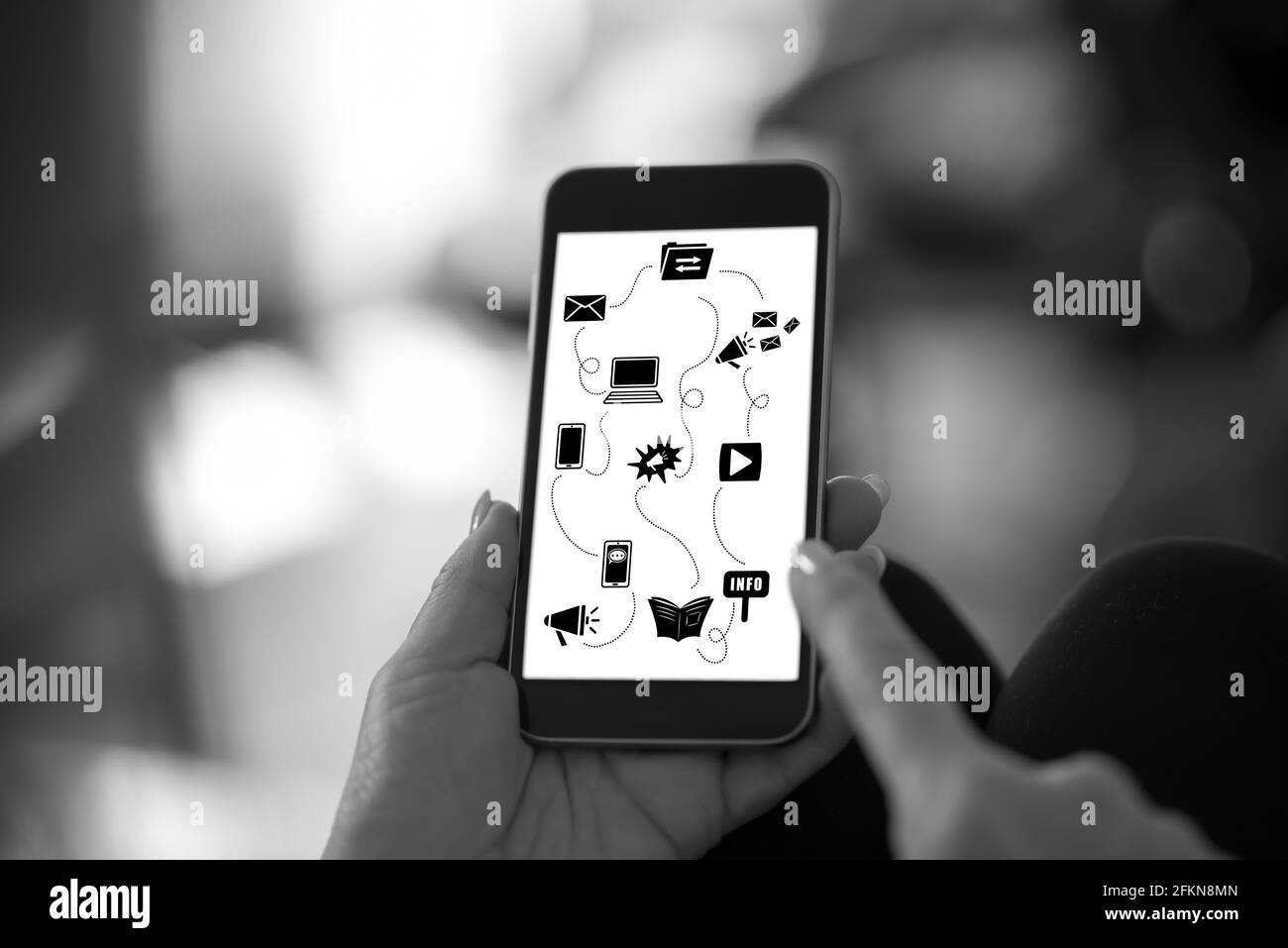 Tenere a mano uno smartphone con il concetto di media di comunicazione Foto Stock