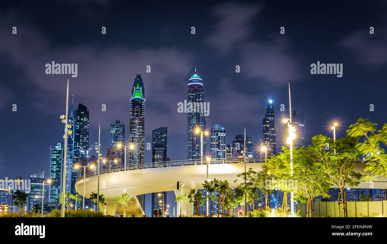 Dubai, Emirati Arabi Uniti - 26 novembre 2020: La città e i grattacieli. La luce di notte. La bellezza di Dubai Marina appena dall'alto Foto Stock