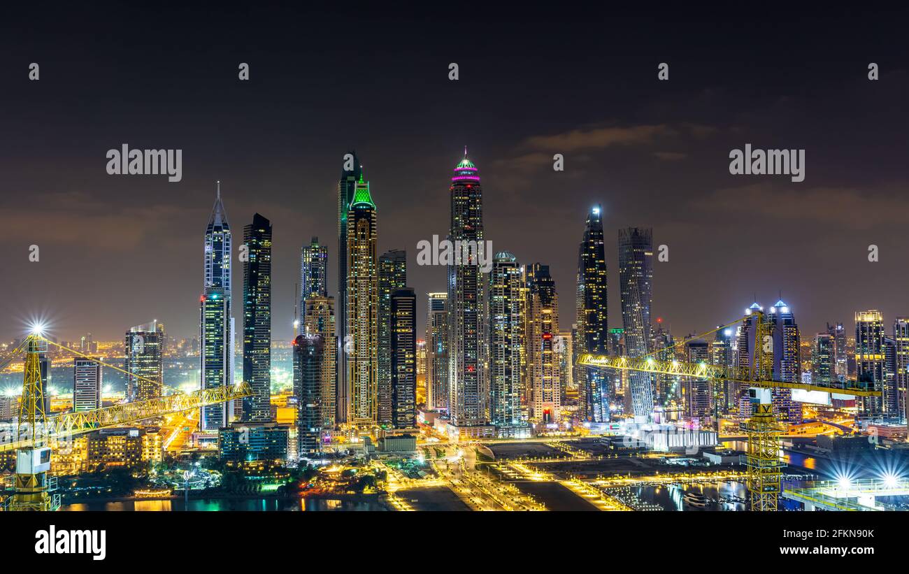 Dubai, Emirati Arabi Uniti - 26 novembre 2020: La città e i grattacieli. La luce di notte. La bellezza di Dubai Marina appena dall'alto Foto Stock