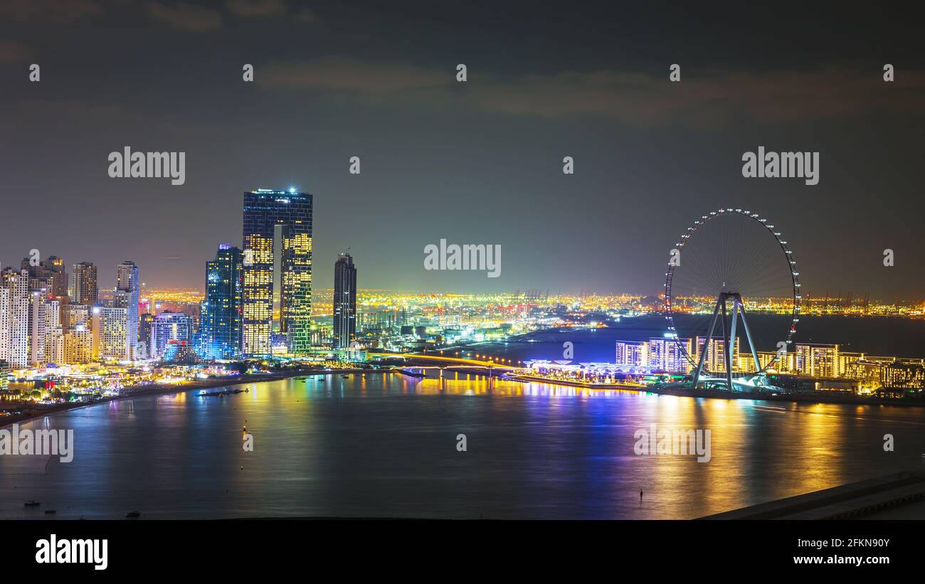 Dubai, Emirati Arabi Uniti - 26 novembre 2020: La città e i grattacieli. La luce di notte. La bellezza di Dubai Marina appena dall'alto Foto Stock