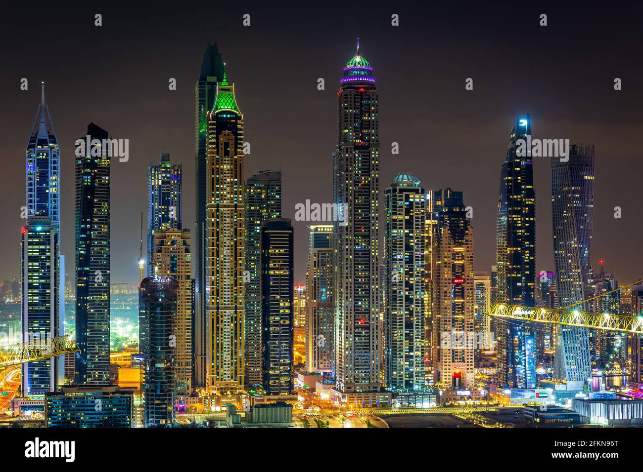Dubai, Emirati Arabi Uniti - 26 novembre 2020: La città e i grattacieli. La luce di notte. La bellezza di Dubai Marina appena dall'alto Foto Stock