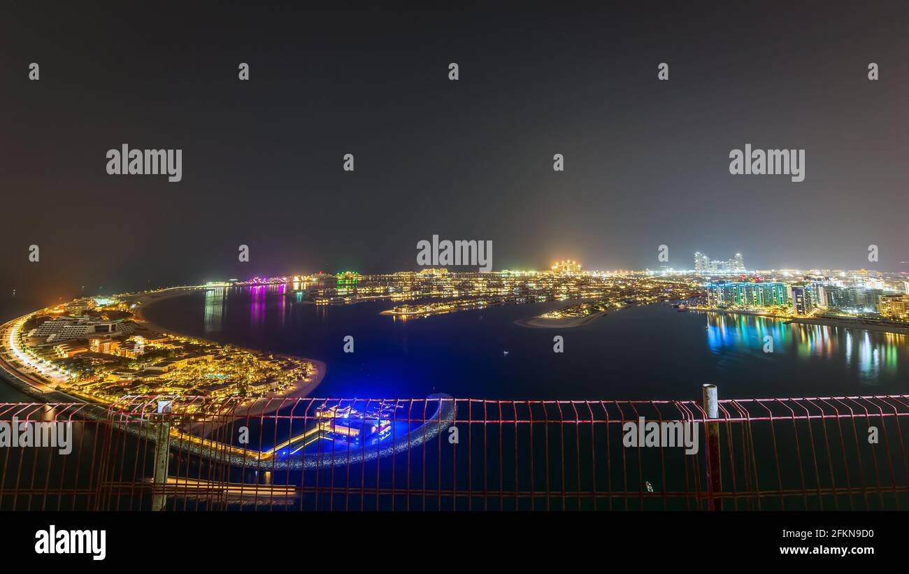 Dubai, Emirati Arabi Uniti - 26 novembre 2020: La città e i grattacieli. La luce di notte. La bellezza di Dubai Marina appena dall'alto Foto Stock