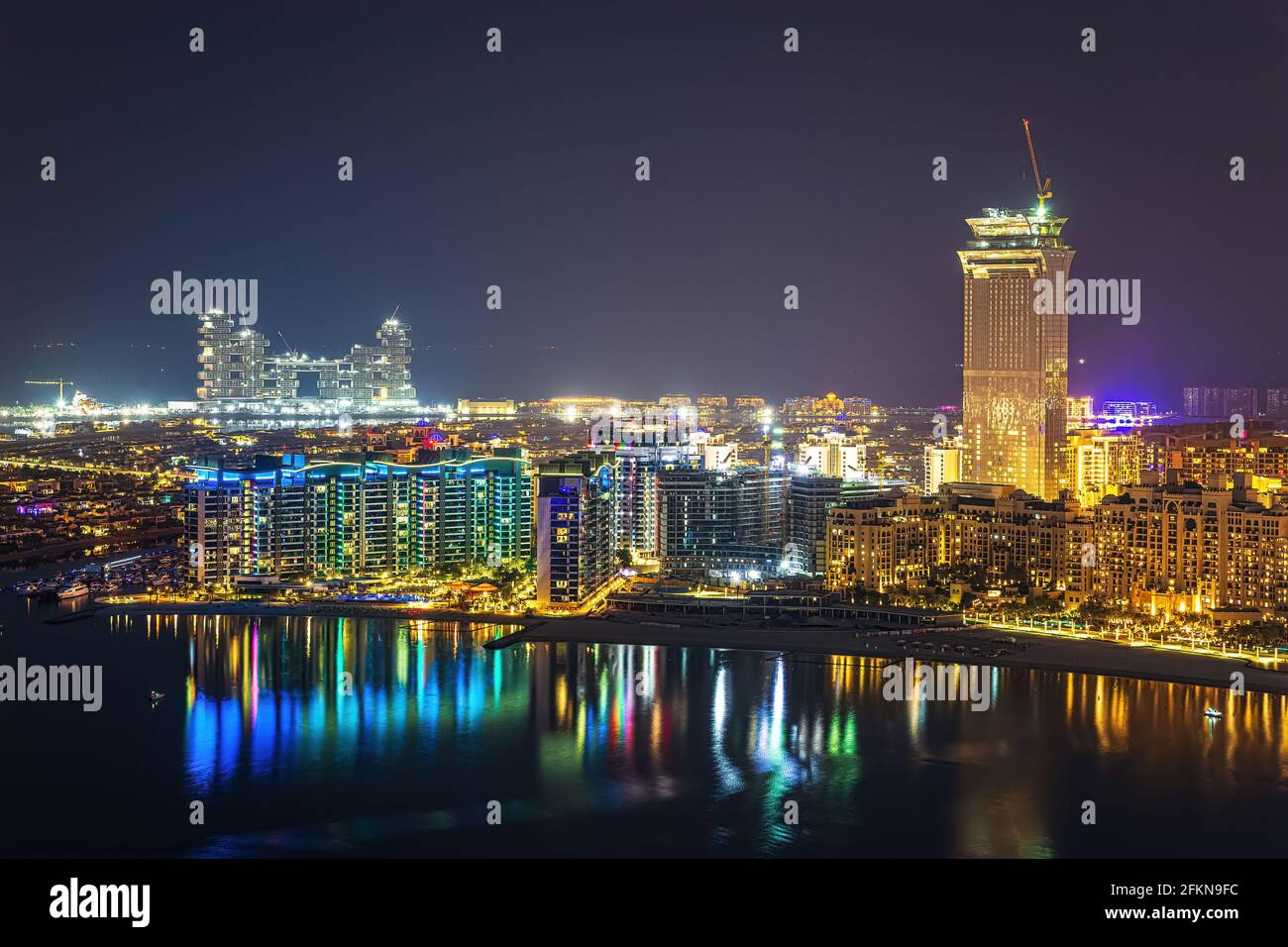 Dubai, Emirati Arabi Uniti - 26 novembre 2020: La città e i grattacieli. La luce di notte. La bellezza di Dubai Marina appena dall'alto Foto Stock