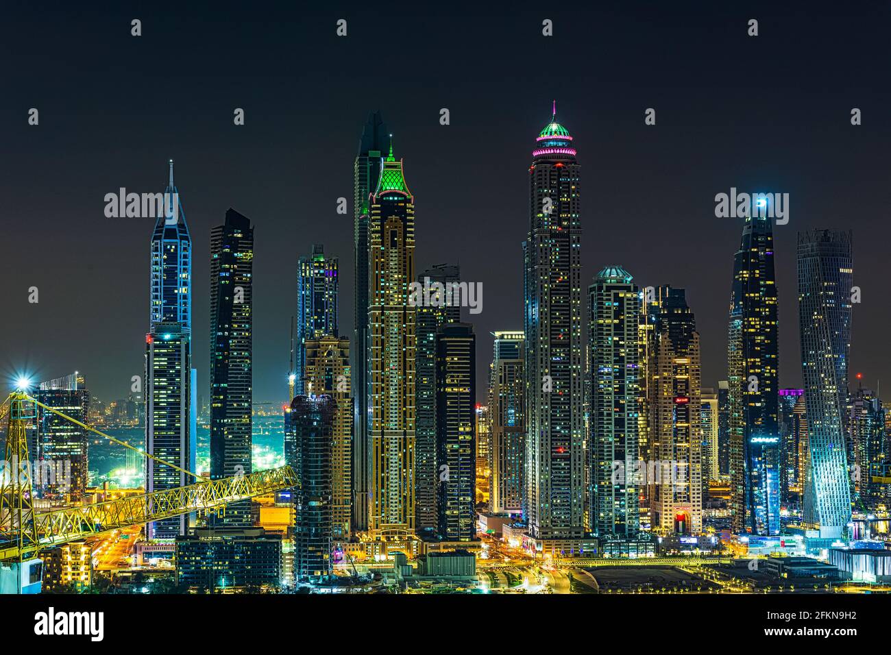 Dubai, Emirati Arabi Uniti - 26 novembre 2020: La città e i grattacieli. La luce di notte. La bellezza di Dubai Marina appena dall'alto Foto Stock