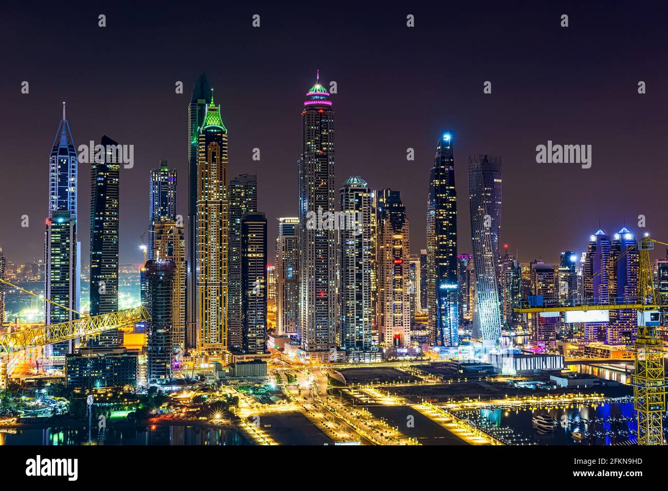 Dubai, Emirati Arabi Uniti - 26 novembre 2020: La città e i grattacieli. La luce di notte. La bellezza di Dubai Marina appena dall'alto Foto Stock