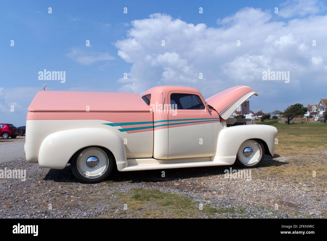 Foto di un pick up Chevrolet personalizzato con il motore Chevy 350 V8 piccolo blocco sul parcheggio di Hayling Island lungomare. Foto Stock