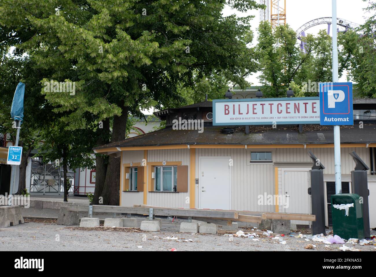 Il parco divertimenti vuoto Grona Lund durante il COVID 19, la pandemia COVID19 è in un triste stato di abbandono con immondizia accatastata al cancello. Stoccolma, Svezia Foto Stock