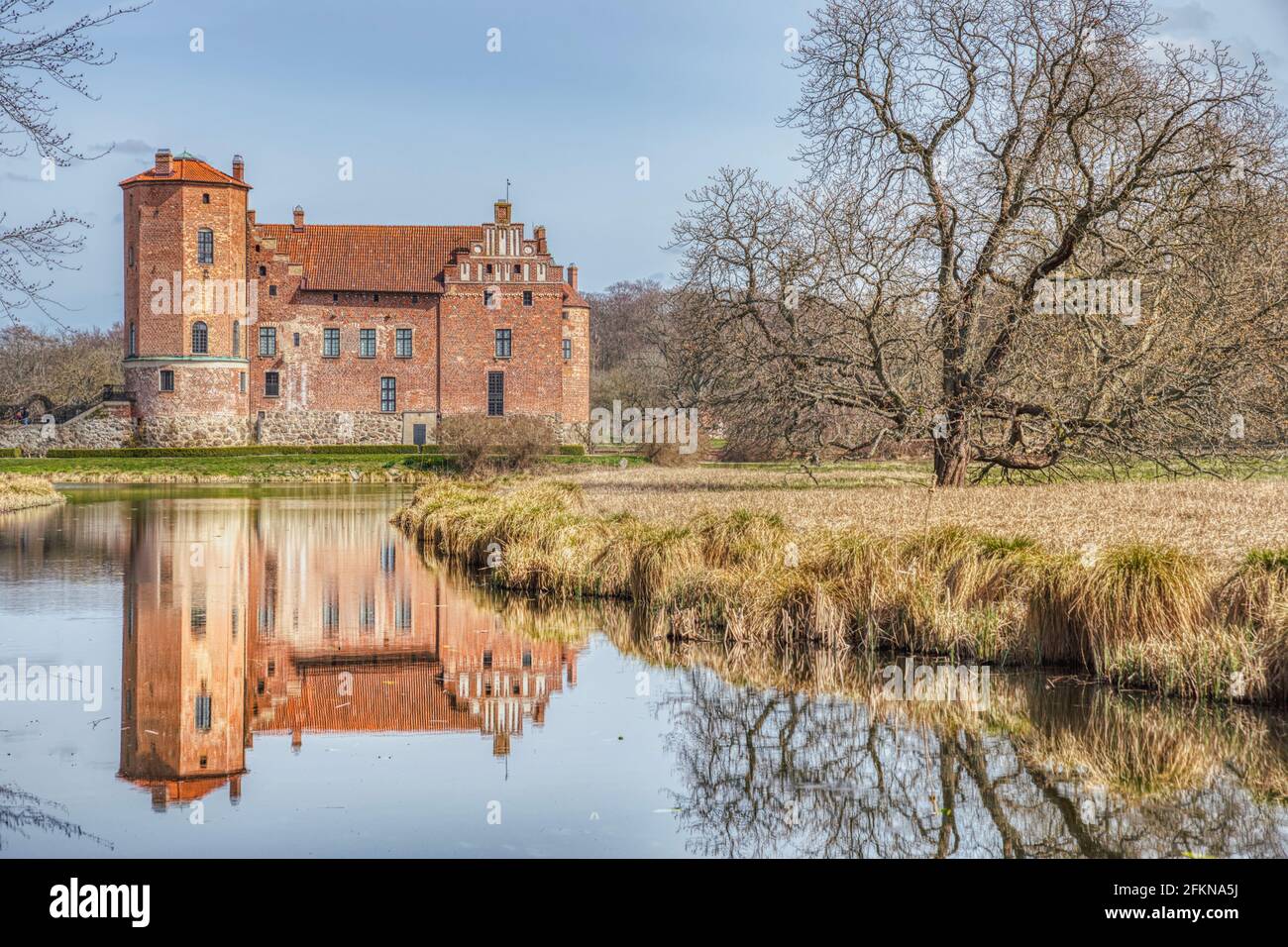 Torups Slott o castello: Prospera tenuta di campagna o maniero trasmette il concetto di viscontancy antico o di earldom. Antico palazzo svedese o nordico Foto Stock