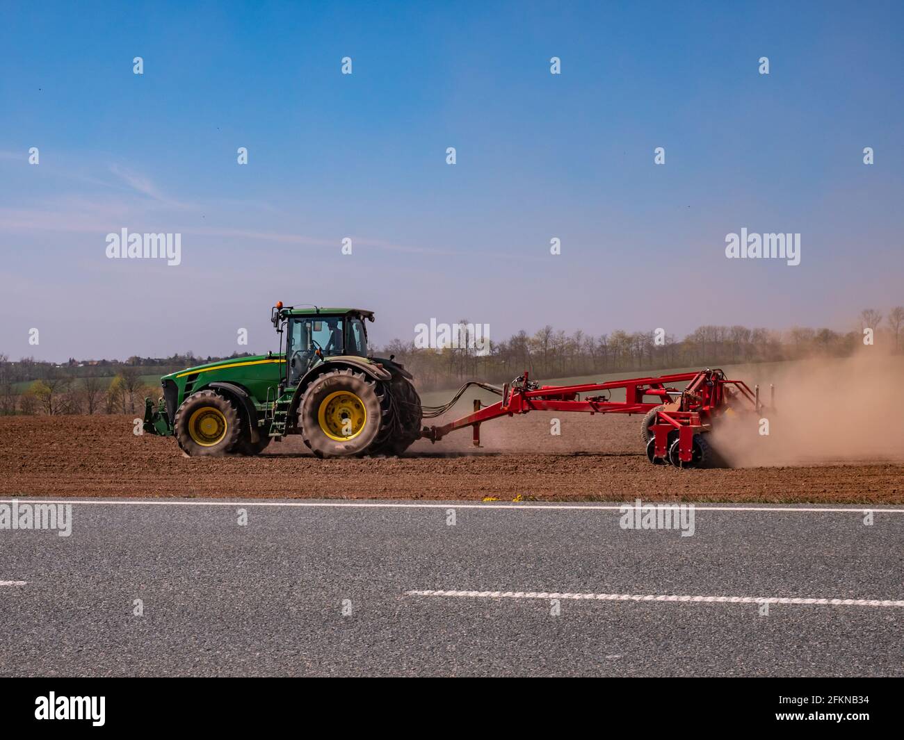 Aratura del trattore agricolo in molla Foto Stock