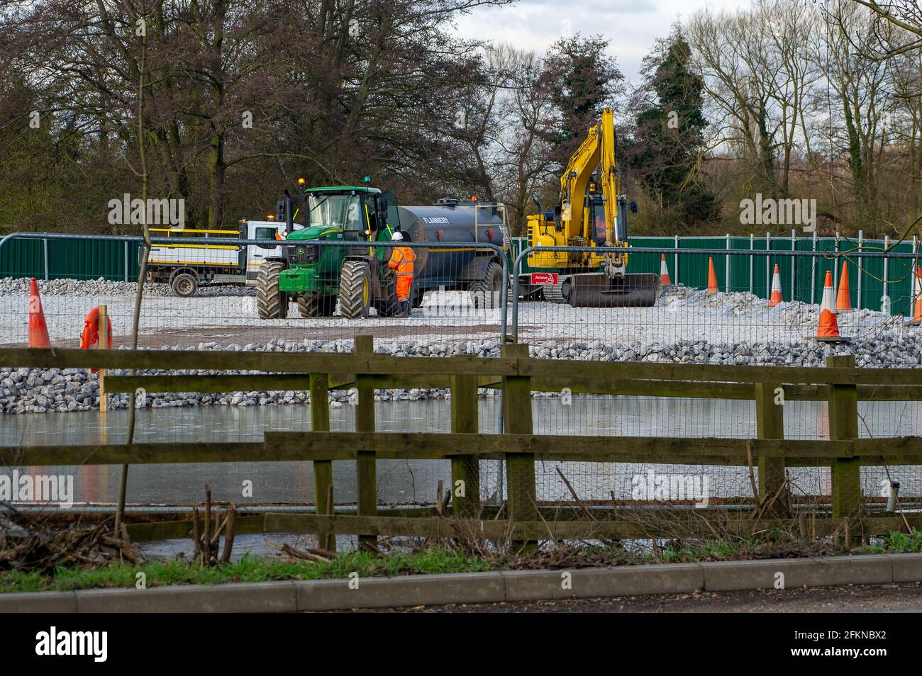 Harefield, Uxbridge, Middlesex, Regno Unito. 12 febbraio 2021. HS2 Ltd che compila una parte della riserva naturale di Broadwater, che è un sito di interesse scientifico speciale (SSSI). Progettano di costruire un viadotto attraverso il bellissimo lago e hanno distrutto alberi e habitat naturali presso la riserva naturale. La controversa e troppo economica ferrovia ad alta velocità 2 sta causando un impatto catastrofico sulle campagne, le case e le aziende agricole lungo la linea ferroviaria che collega Londra a Birmingham. Credito: Maureen McLean/Alamy Foto Stock