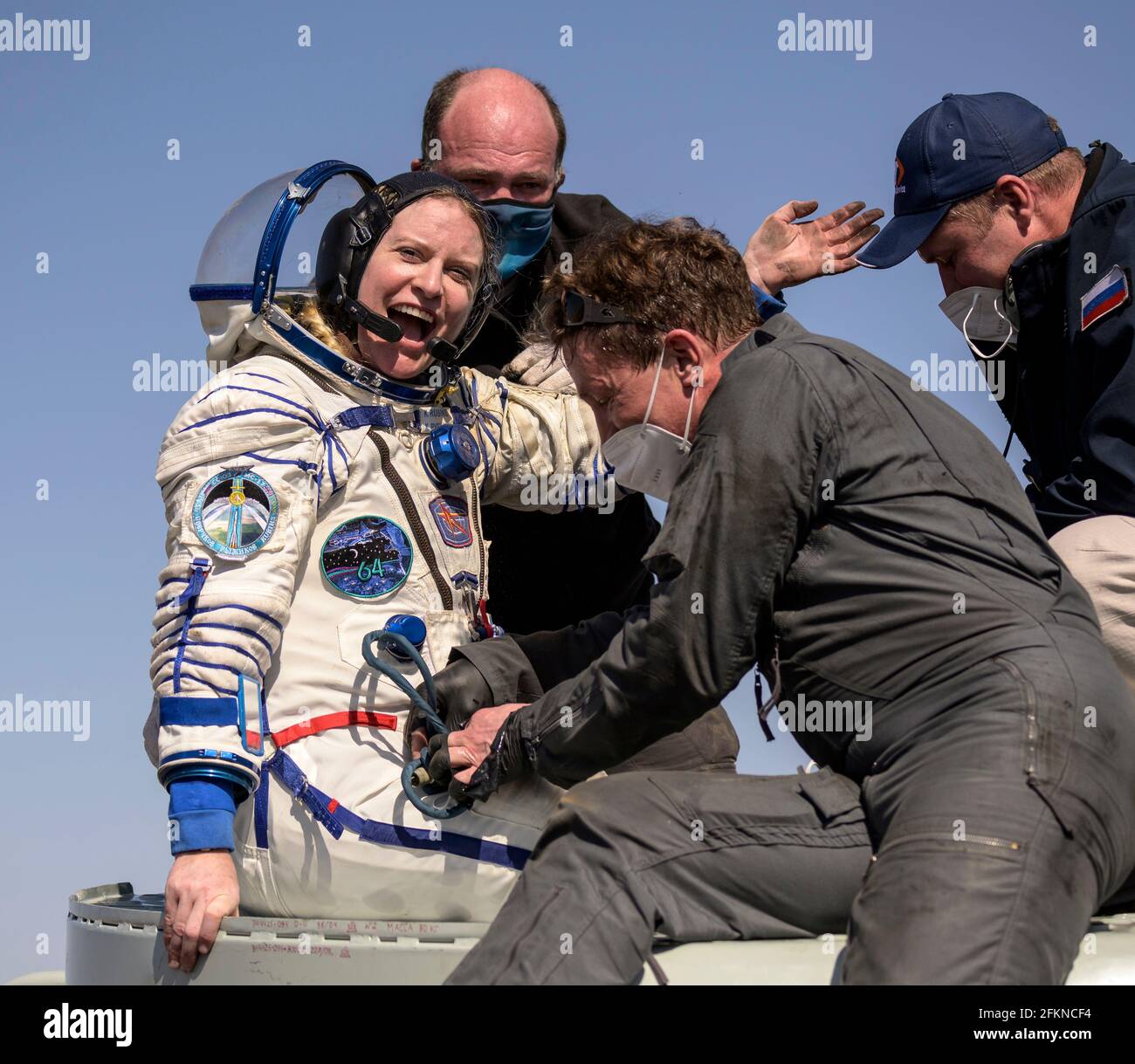 VICINO ZHEZKAZGAN, KAZAKHSTAN - 17 aprile 2021 - spedizione 64 astronauta della NASA Kate Rubins è aiutato a uscire dalla Soyuz MS-17 a pochi minuti di distanza Foto Stock