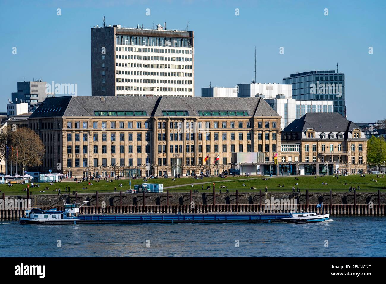 La Cancelleria di Stato del NRW, sede del Ministro Presidente, skyline di Düsseldorf, Mannesmannufer, sul Reno, Villa Horion sulla destra, accanto a. Foto Stock