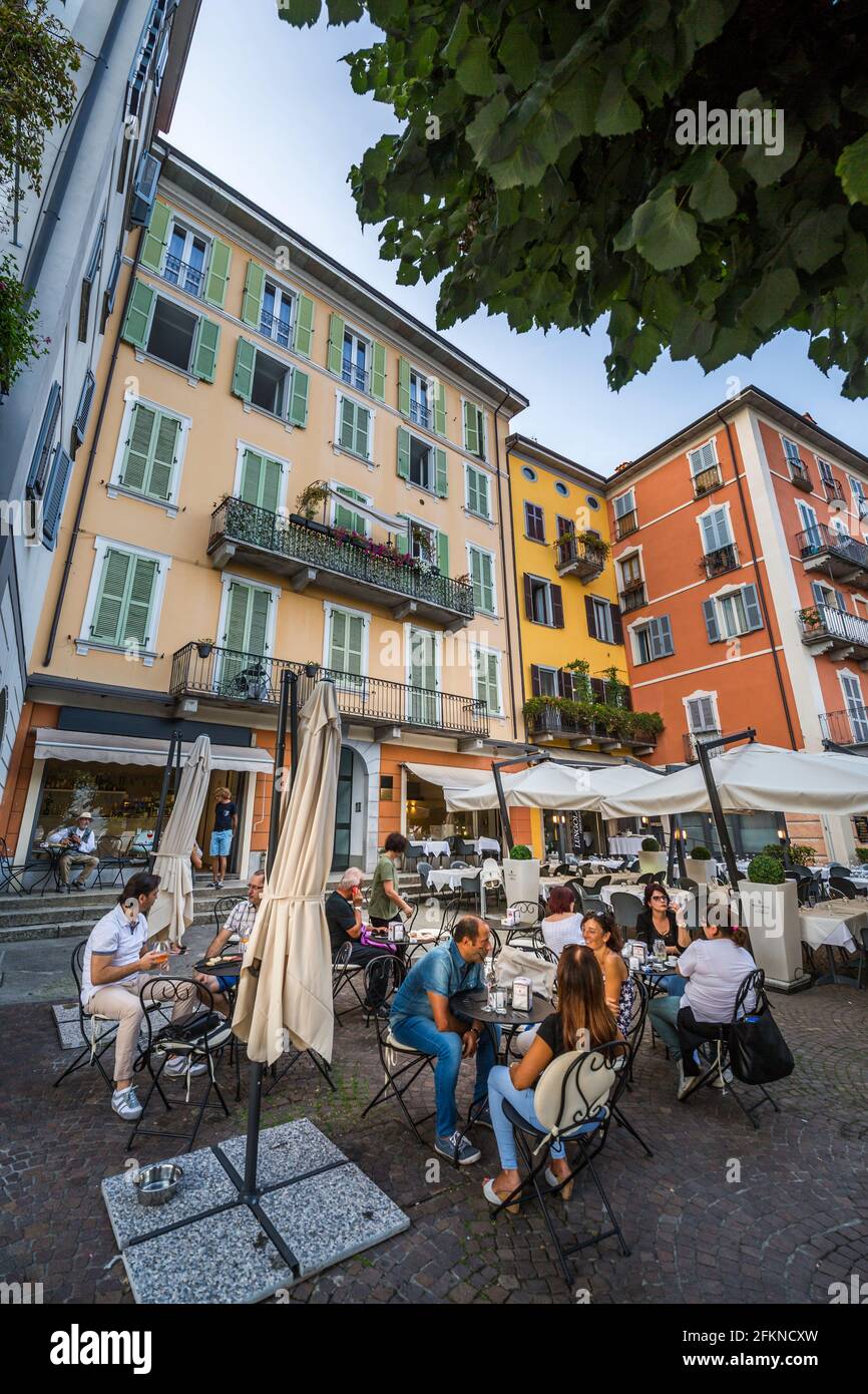 Ristorante al fresco, Intra, Verbania, Provincia di Verbano-Cusio-Ossola, Lago maggiore, Italia, Europa Foto Stock
