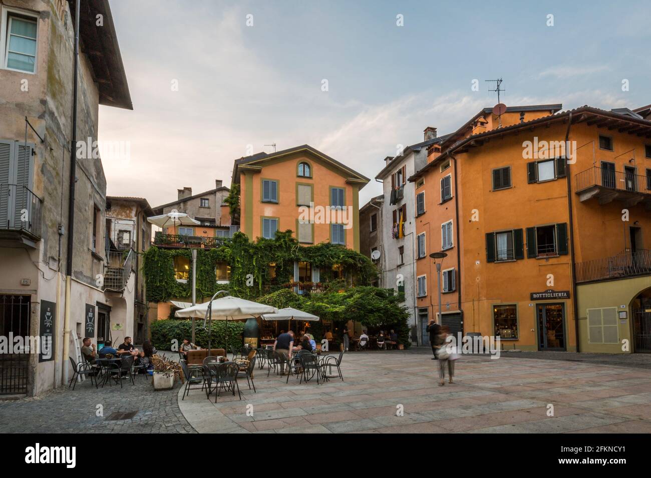 Ristoranti al fresco in Piazza Castello al crepuscolo, Intra, Verbania, Provincia di Verbano-Cusio-Ossola, Lago maggiore, Italia, Europa Foto Stock