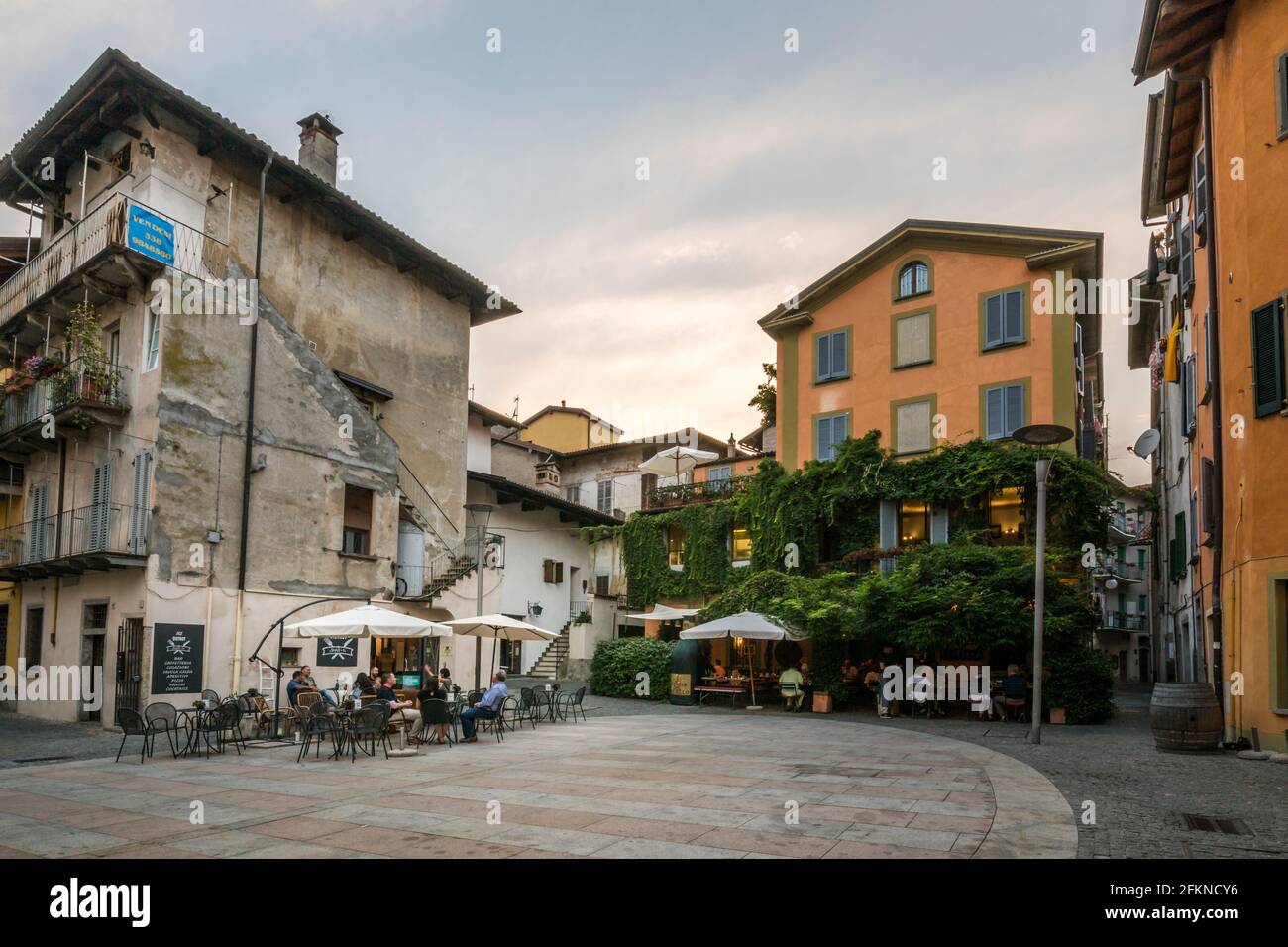 Ristoranti al fresco in Piazza Castello al crepuscolo, Intra, Verbania, Provincia di Verbano-Cusio-Ossola, Lago maggiore, Italia, Europa Foto Stock