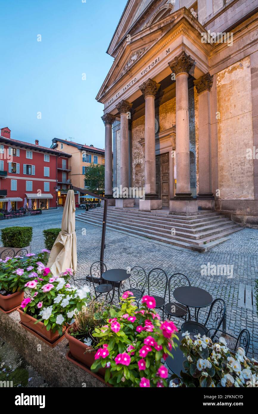 Basilica di San Vittore al tramonto, Intra, Verbania, Provincia di Verbano-Cusio-Ossola, Lago maggiore, Italia, Europa Foto Stock