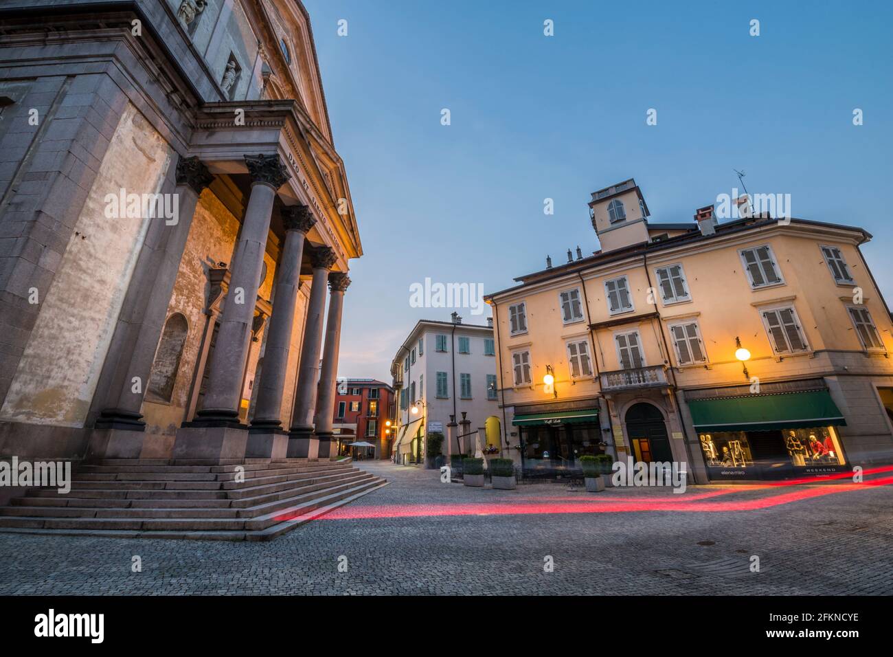 Basilica di San Vittore al tramonto, Intra, Verbania, Provincia di Verbano-Cusio-Ossola, Lago maggiore, Italia, Europa Foto Stock
