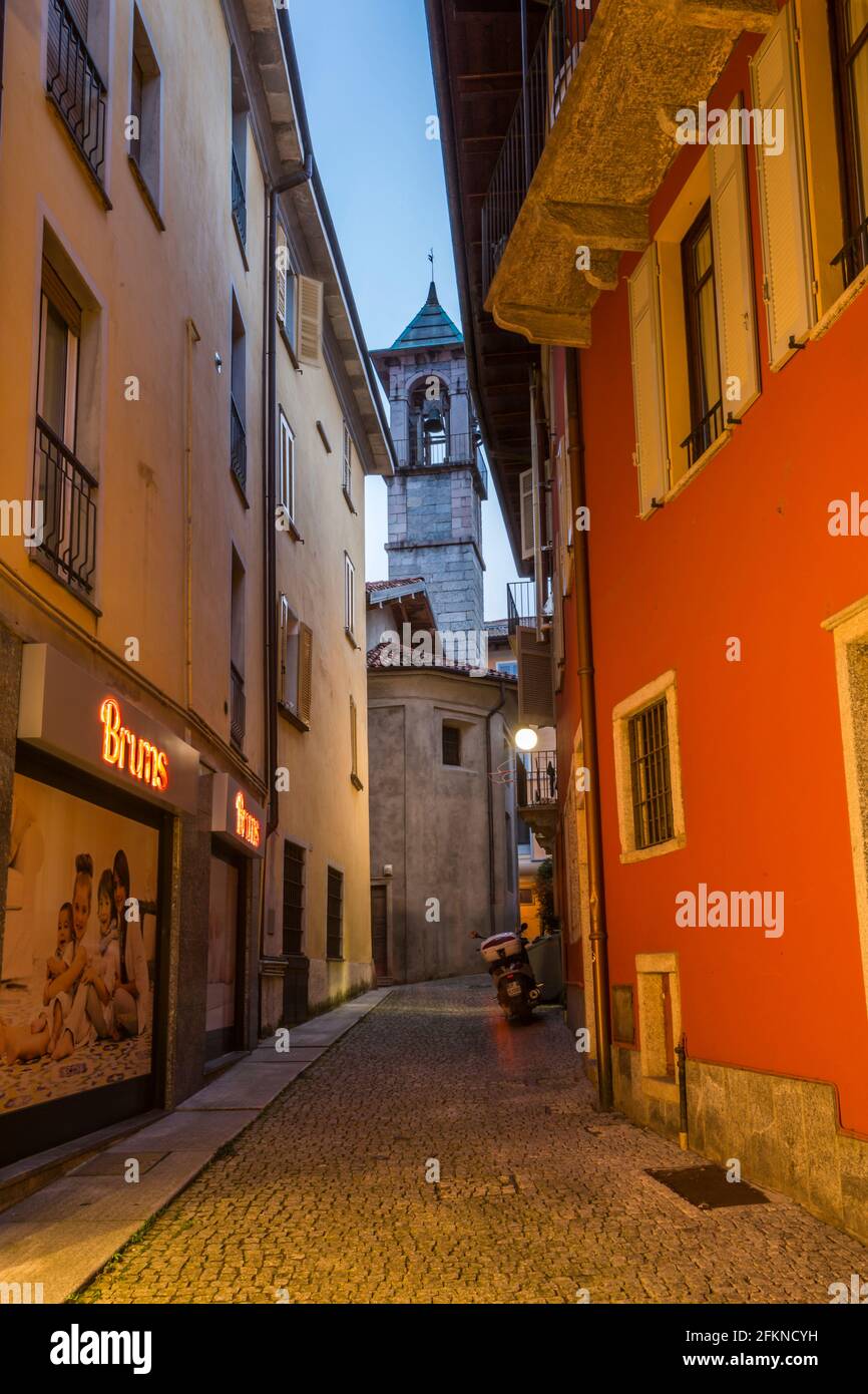 Strada secondaria e campanile al tramonto, Intra, Verbania, Provincia di Verbano-Cusio-Ossola, Lago maggiore, Italia, Europa Foto Stock