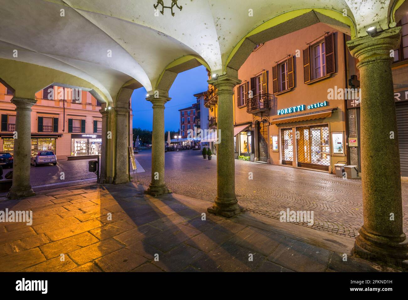 Ristoranti al fresco in Piazza Daniele Ranzoni al tramonto, Intra, Verbania, Provincia di Verbano-Cusio-Ossola, Lago maggiore, Italia, Europa Foto Stock