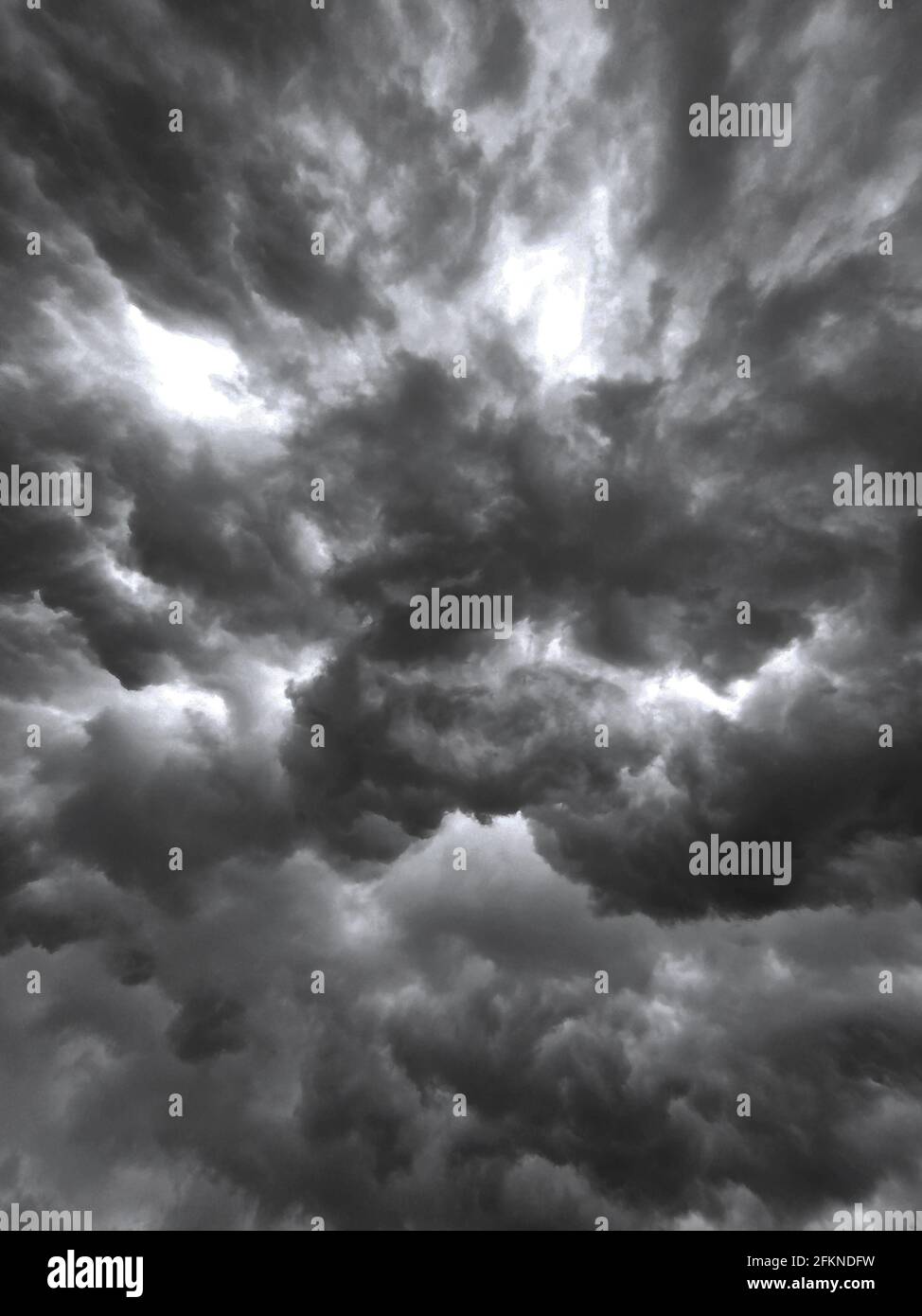Temporale nubi scure cielo sfondo. Bakdrop torbido. Texture naturale del cielo. Atmosfera nuvolosa piovosa Foto Stock