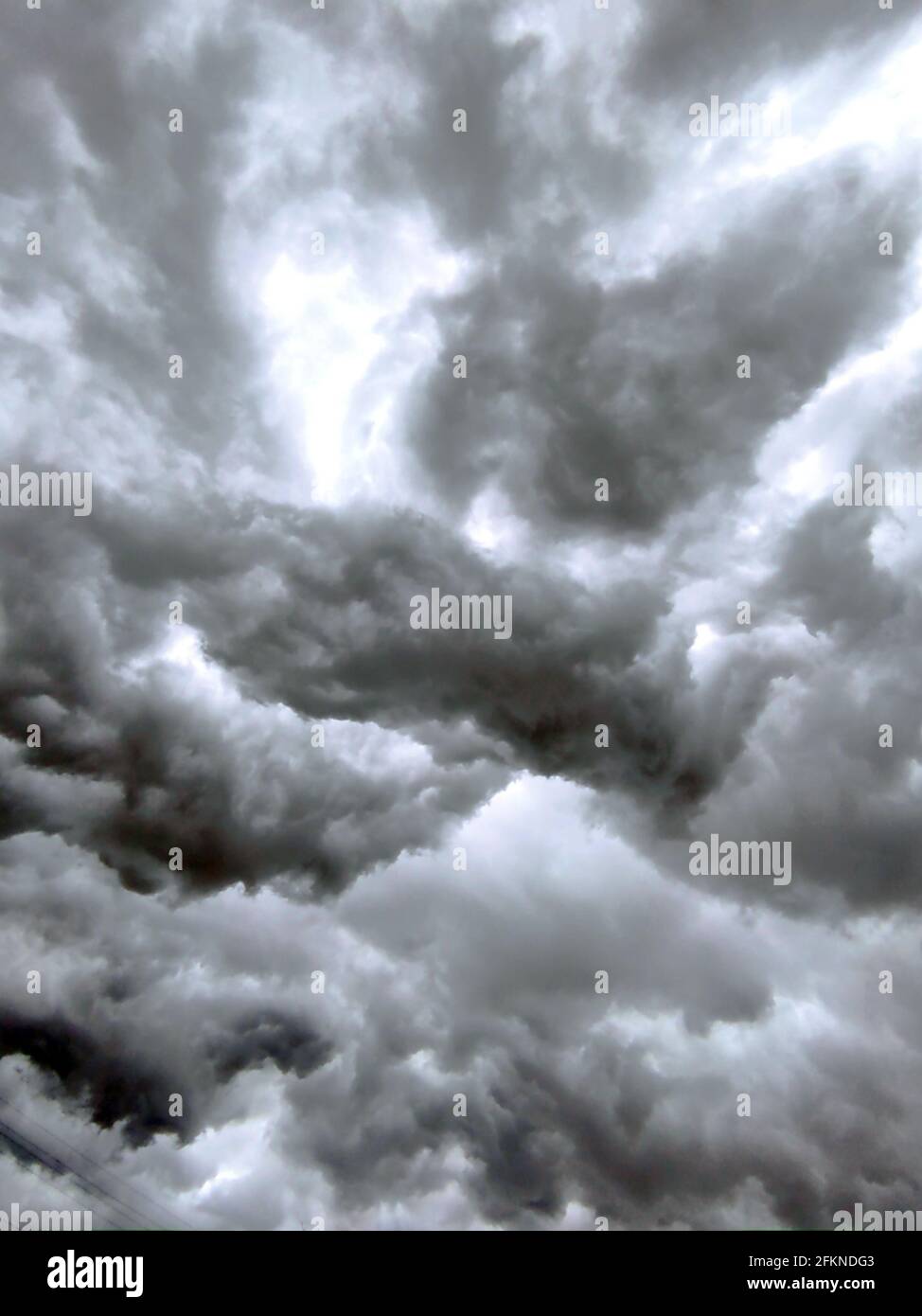 Thunderstorm grigio nuvole cielo sfondo. Bakdrop torbido. Texture naturale del cielo. Atmosfera nuvolosa piovosa Foto Stock
