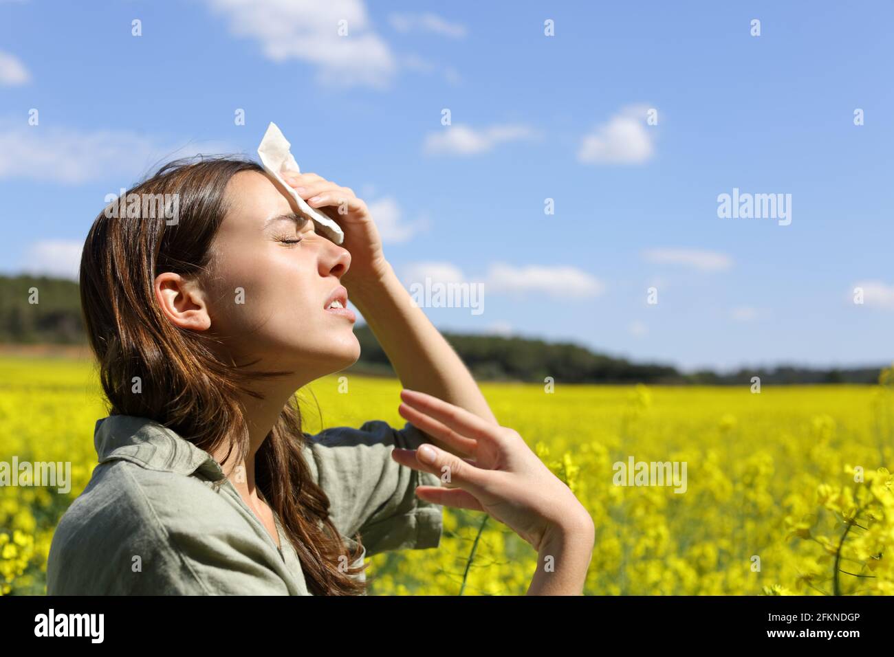 Vista laterale ritratto di una donna stressata che soffre di colpo di calore in vacanza estiva Foto Stock
