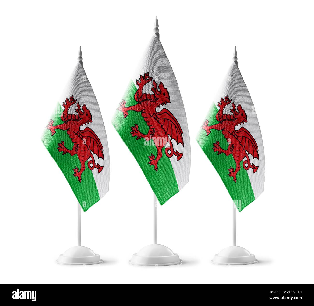 Piccole bandiere nazionali del Galles su sfondo bianco Foto Stock