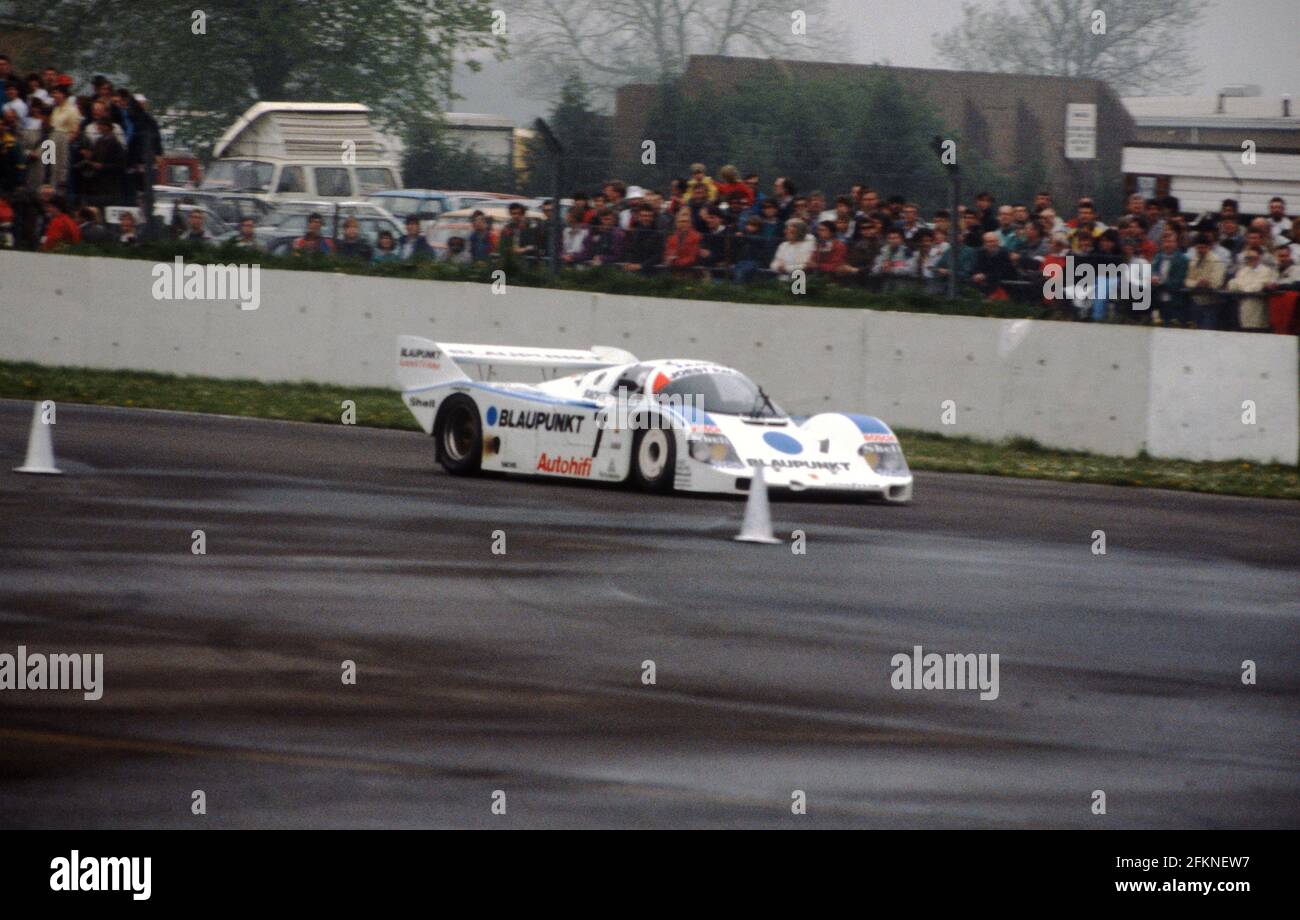 Il Bob Wollek - Philippe Streiff - David Hobbs Porsche 962C sport-prototipo durante la gara 1988 di Silverstone 1000 km. Foto Stock