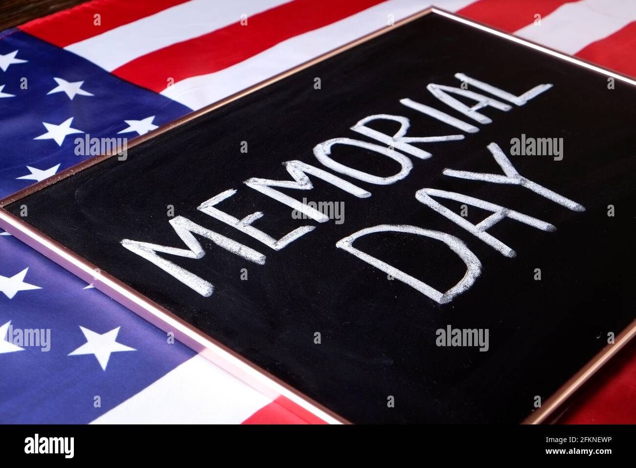 Il testo del weekend del Memorial Day è scritto su una lavagna nera in legno con bandiera degli Stati Uniti. Stati Uniti d'America stelle & strisce patriota veterano remembrance symbo Foto Stock