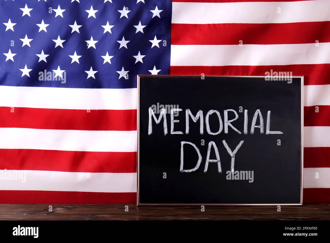 Il testo del weekend del Memorial Day è scritto su una lavagna nera in legno con bandiera degli Stati Uniti. Stati Uniti d'America stelle & strisce patriota veterano remembrance symbo Foto Stock
