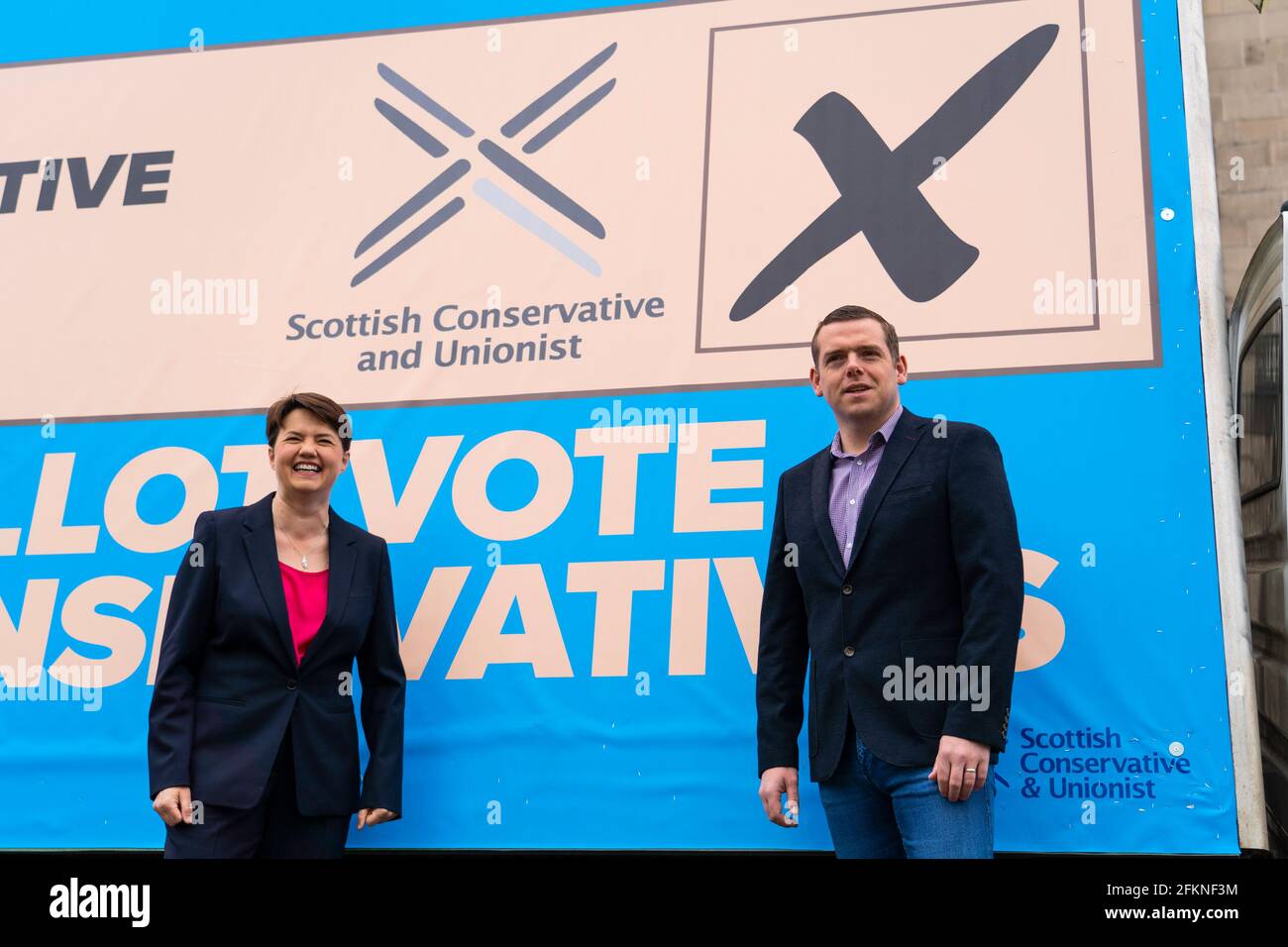 Edimburgo, Scozia, Regno Unito. 3 maggio 2021. Il partito conservatore scozzese lancia oggi a Edimburgo una nuova campagna cartelloni pubblicitari ad van. Il leader dei conservatori scozzesi Douglas Ross e l'ex leader Ruth Davidson hanno lanciato l'annuncio van con un messaggio che invita gli elettori a votare i conservatori scozzesi sulla lista o sulla carta delle liste di pesche. PIC; Douglas Ross e Ruth Davidson. Iain Masterton/Alamy Live News Foto Stock