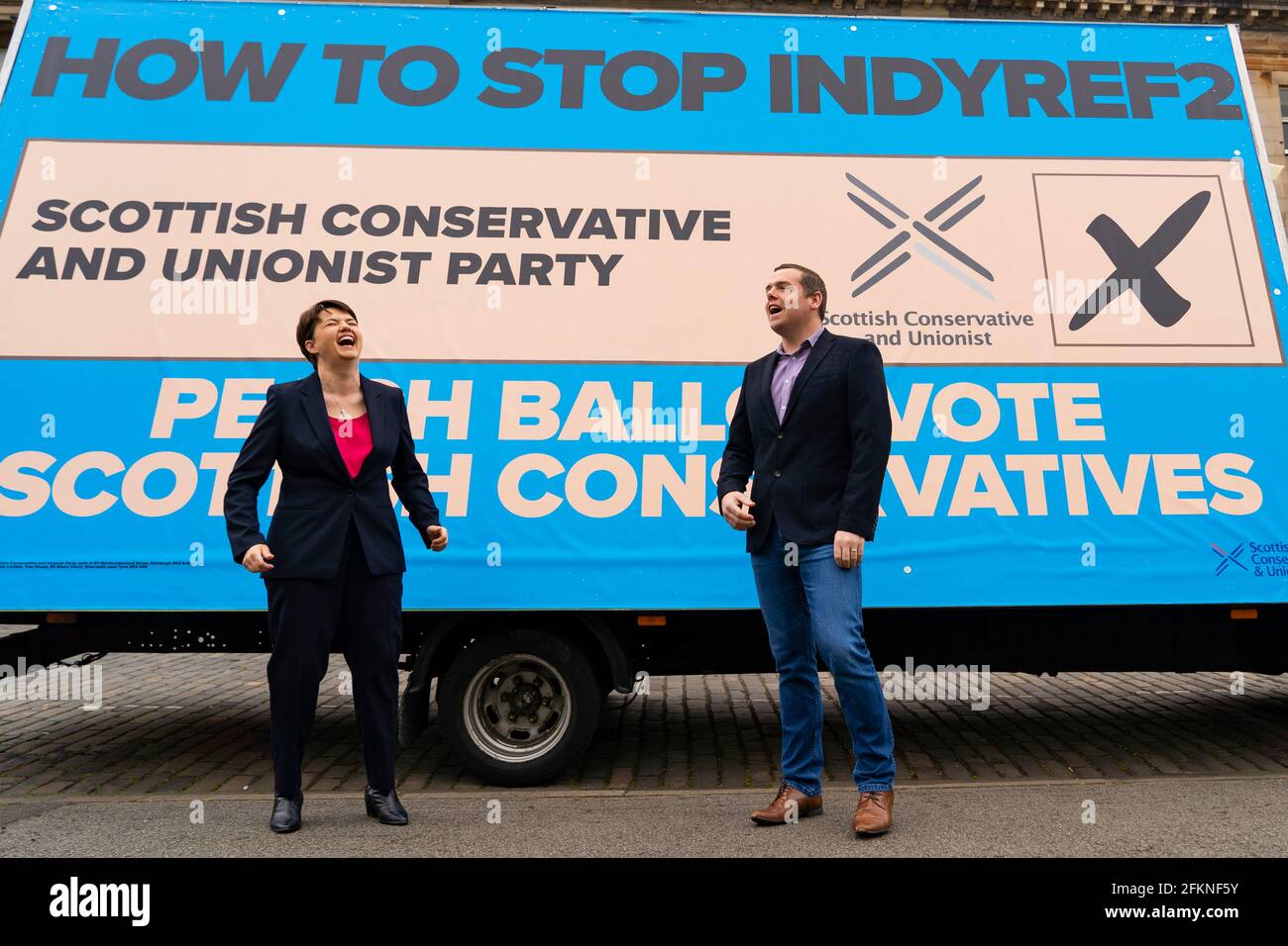 Edimburgo, Scozia, Regno Unito. 3 maggio 2021. Il partito conservatore scozzese lancia oggi a Edimburgo una nuova campagna cartelloni pubblicitari ad van. Il leader dei conservatori scozzesi Douglas Ross e l'ex leader Ruth Davidson hanno lanciato l'annuncio van con un messaggio che invita gli elettori a votare i conservatori scozzesi sulla lista o sulla carta delle liste di pesche. PIC; Douglas Ross e Ruth Davidson. Iain Masterton/Alamy Live News Foto Stock