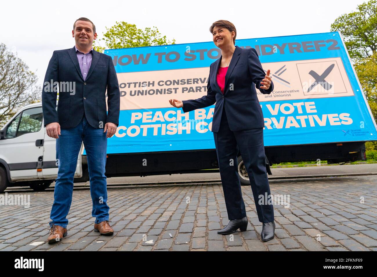 Edimburgo, Scozia, Regno Unito. 3 maggio 2021. Il partito conservatore scozzese lancia oggi a Edimburgo una nuova campagna cartelloni pubblicitari ad van. Il leader dei conservatori scozzesi Douglas Ross e l'ex leader Ruth Davidson hanno lanciato l'annuncio van con un messaggio che invita gli elettori a votare i conservatori scozzesi sulla lista o sulla carta delle liste di pesche. PIC; Douglas Ross e Ruth Davidson. Iain Masterton/Alamy Live News Foto Stock