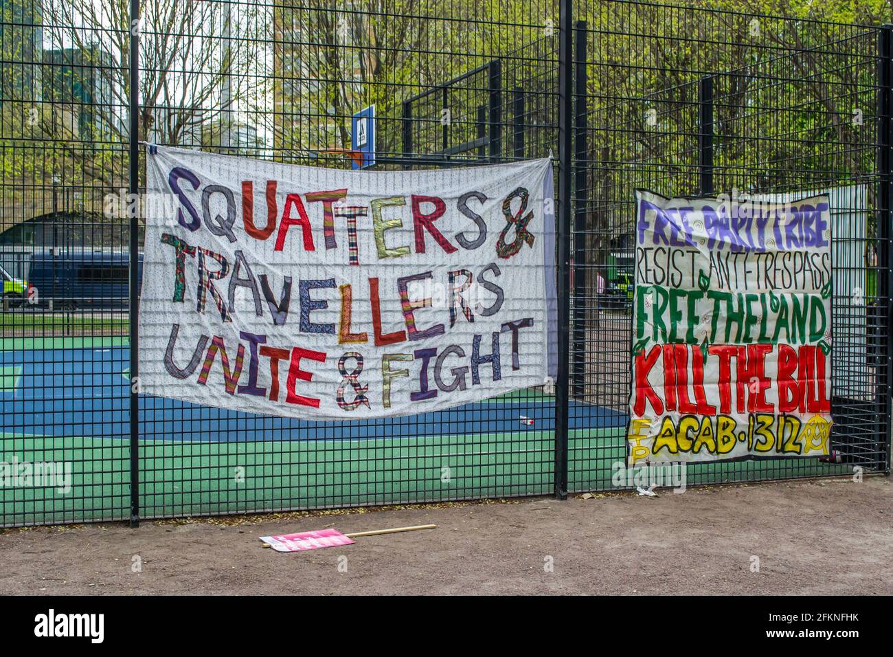 VAUXHALL, LONDRA, INGHILTERRA - 1 maggio 2021: Pro-squatter e bandiere per i diritti dei viaggiatori ad una PROTESTA UCCIDERE IL DISEGNO DI LEGGE a Londra Foto Stock