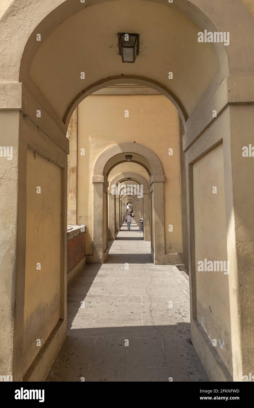 Endless Arch Walkway assomiglia a un tunnel senza fine Foto Stock
