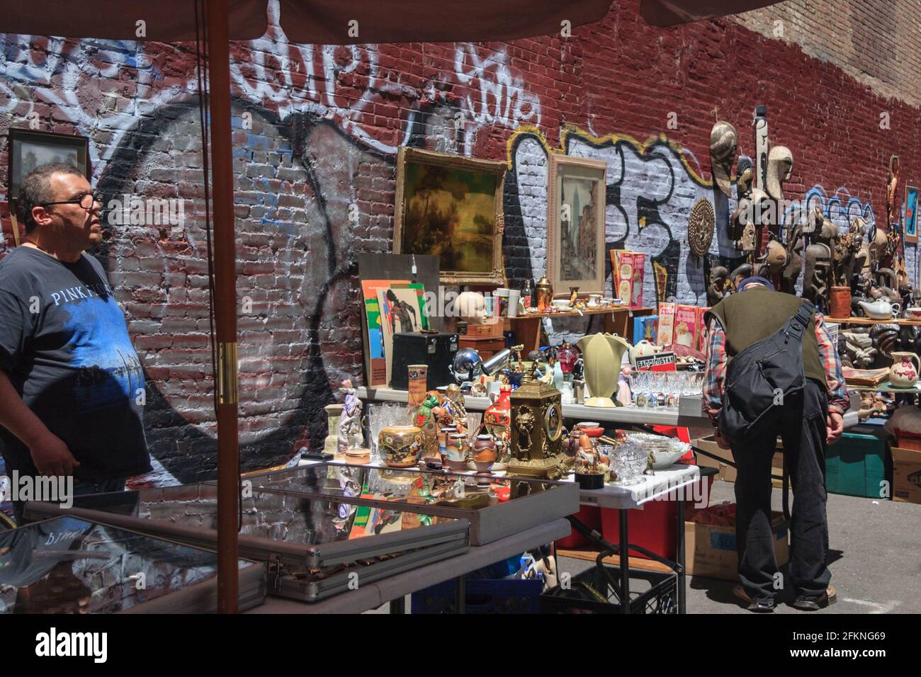 Le persone curiosano tra le bancarelle del mercato delle pulci di Chelsea, Manhattan, New York City, USA Foto Stock