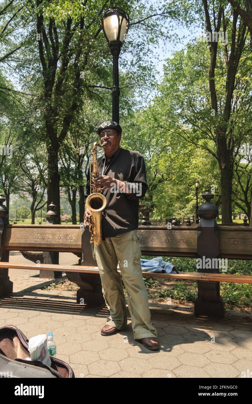 Busker, musicista che suona il sassofono a Central Park, New York City, USA Foto Stock