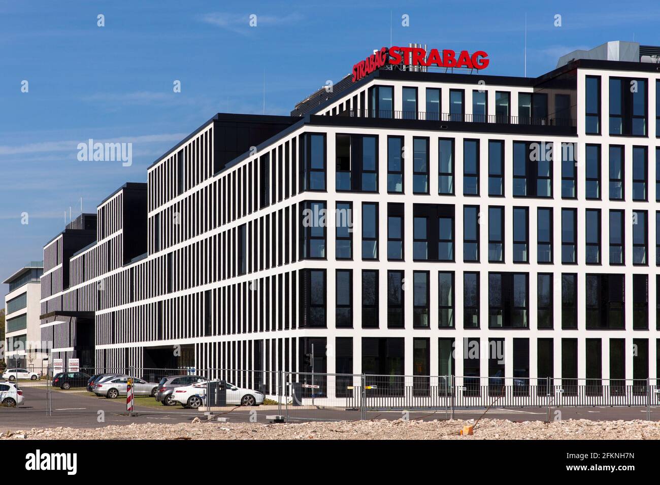 La sede tedesca della società di costruzioni Strabag AG nel distretto di Deutz, Colonia, Germania. deutscher Hauptsitz des Baukonzerns Strabag AG im Foto Stock