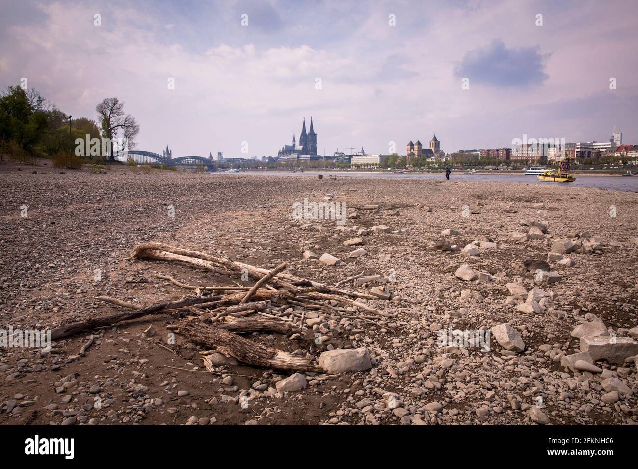 Basso livello del fiume Reno, 29 aprile 2021, le rive del fiume Reno nel quartiere Deutz, vista alla cattedrale, Colonia, Germania. Niedriger WASS Foto Stock