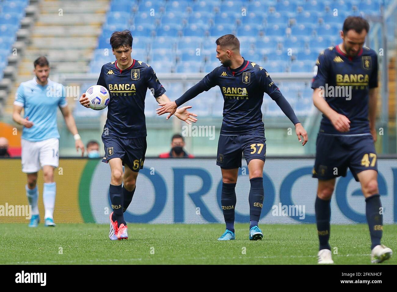 Eldor Shomurodov di Genova (L) festeggia con Marko Pajaca dopo aver segnato il traguardo 4-3 durante il campionato italiano Serie A una partita di calcio tra SS Lazio e Genova CFC il 2 maggio 2021 allo Stadio Olimpico di Roma - Foto Federico Proietti / DPPI / LiveMedia Foto Stock