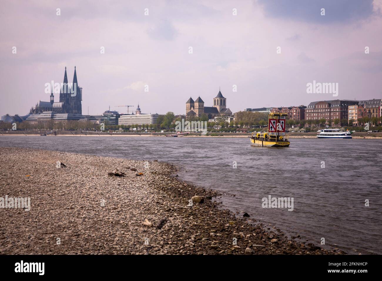 Basso livello del fiume Reno, 29 aprile 2021, le rive del fiume Reno nel quartiere Deutz, vista alla cattedrale, Colonia, Germania. Niedriger WASS Foto Stock