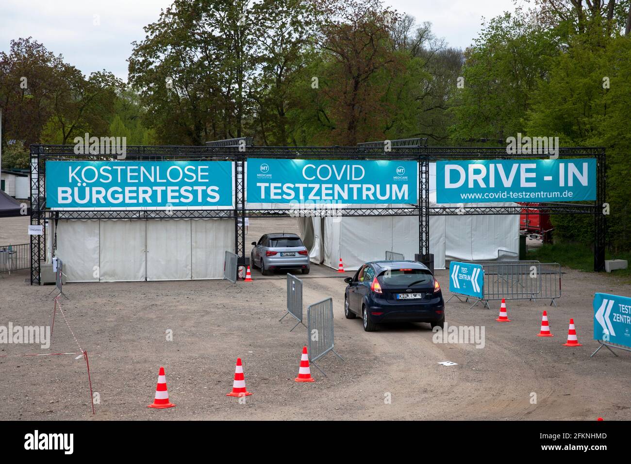 Centro di test Drive-in Covid nel quartiere Weidenpesch, Colonia, Germania. Drive-in Covid Testzentrum im Stadtteil Weidenpesch, Koeln, Deutschland. Foto Stock