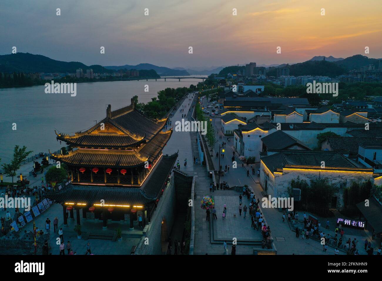 Hangzhou. 2 maggio 2021. La foto aerea scattata il 2 maggio 2021 mostra la vista notturna dell'antica città di Yanzhou nella città di Meicheng, Jiande, nella provincia di Zhejiang della Cina orientale. La città antica ha ricevuto un totale di 114,000 visitatori il sabato e la domenica. Credit: Xu Yu/Xinhua/Alamy Live News Foto Stock