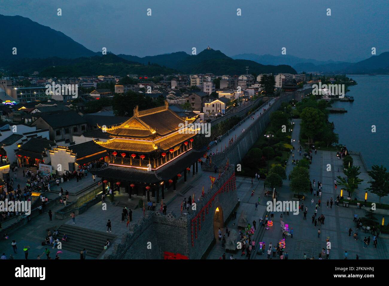 Hangzhou. 2 maggio 2021. La foto aerea scattata il 2 maggio 2021 mostra la vista notturna dell'antica città di Yanzhou nella città di Meicheng, Jiande, nella provincia di Zhejiang della Cina orientale. La città antica ha ricevuto un totale di 114,000 visitatori il sabato e la domenica. Credit: Xu Yu/Xinhua/Alamy Live News Foto Stock
