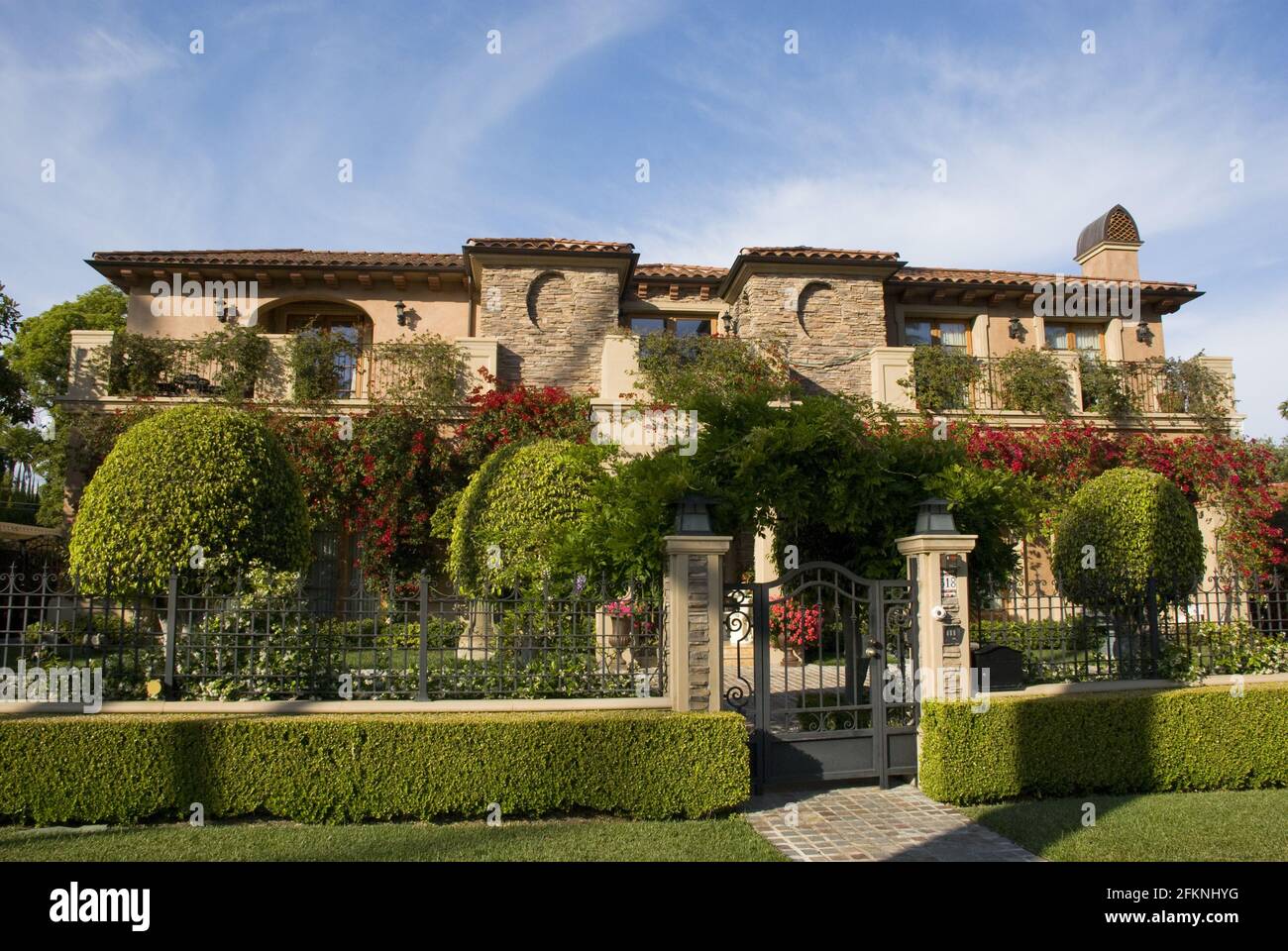 BEVERLY HILLS, STATI UNITI - 08 Maggio 2016: Bella casa di lusso con giardino a Beverly Hills - Los Angeles, California Foto Stock